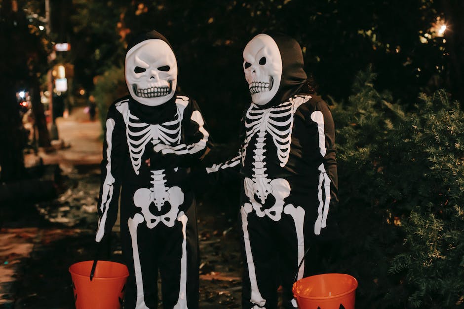 Kinder bei Halloween