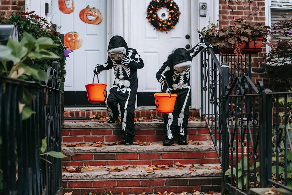  Kinder begehen Halloween