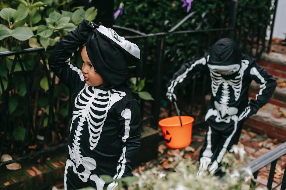 Kinder an Halloween feiern