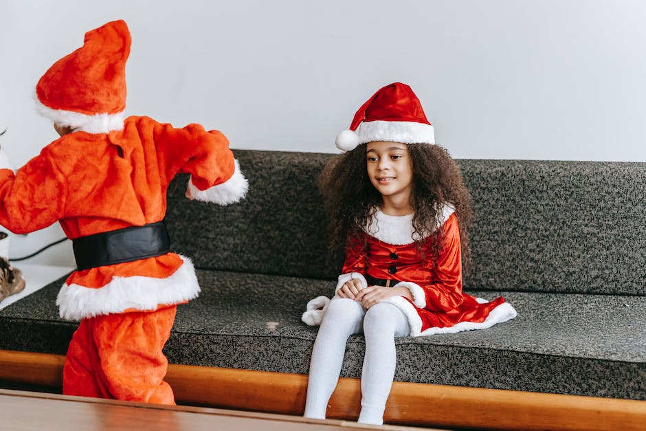  Nikolaus bringt Geschenke an Weihnachten zu den Kindern