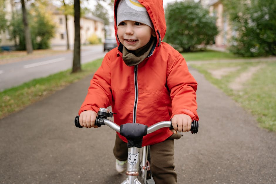  Kinder Fahren mit Laufrad